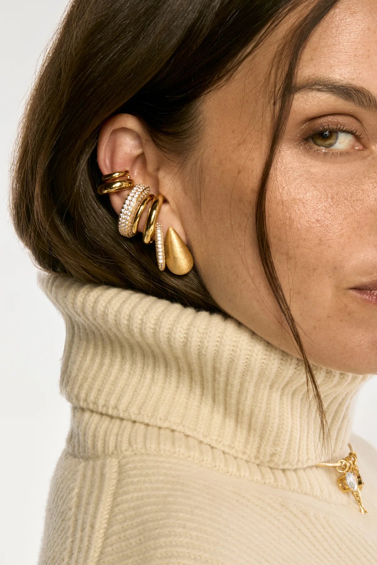 Earcuff Super Shiny Excess Gold MYA BAY doré serti de pierres blanches

