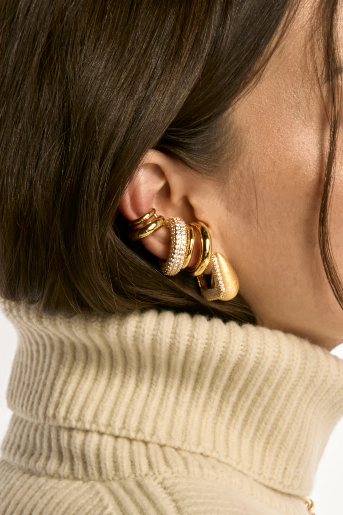 Earcuff Super Shiny Excess Gold MYA BAY doré serti de pierres blanches
