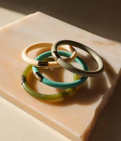 Jonc Bangkok résine colorée bracelet rigide femme détail doré tendance Divinity Sète