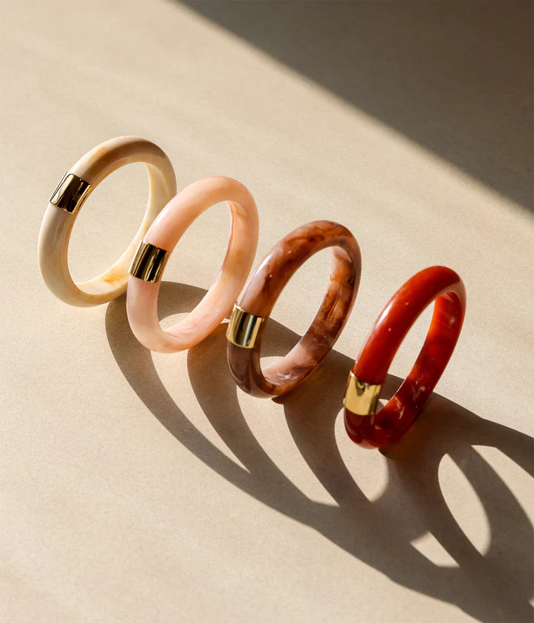 Jonc Brasilia résine marbrée bracelet rigide femme détail doré tendance Divinity Sète