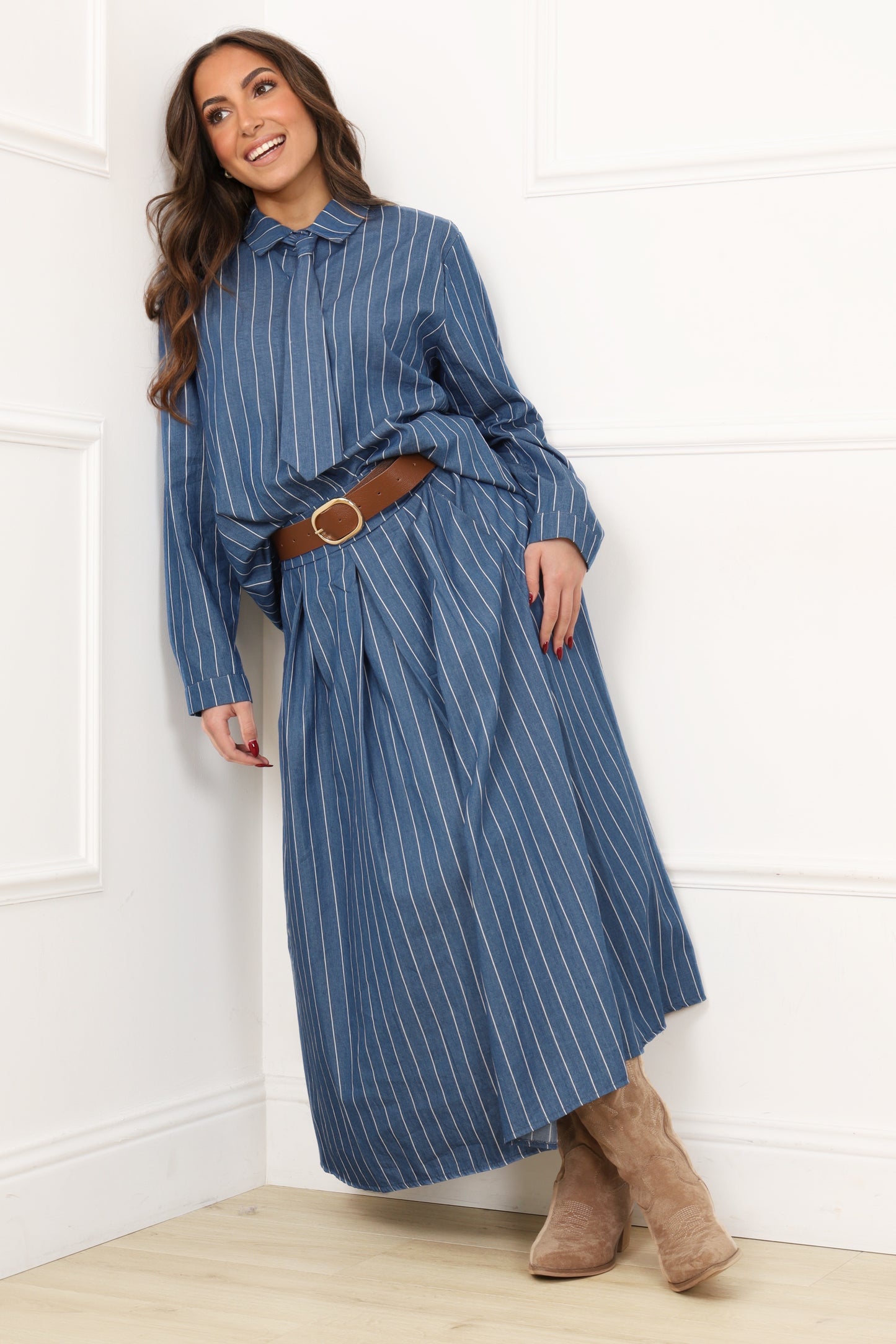 Détail plis jupe femme rayée