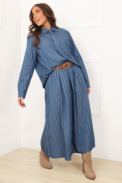 Détail plis jupe femme rayée