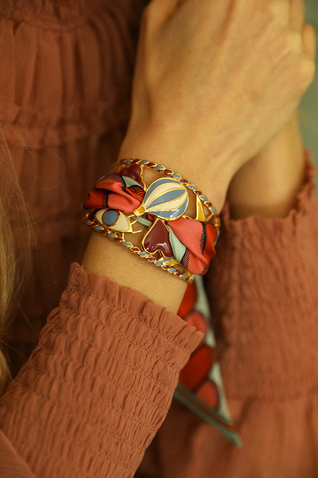 Manchette doree avec soleil coeur oeil montgolfiere bijou femme