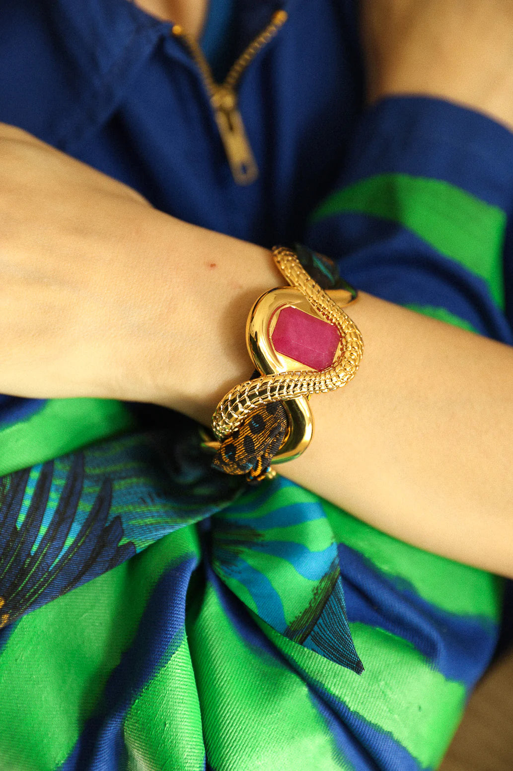 Manchette caiman agathe fuchsia bracelet foulard dore pierre rose