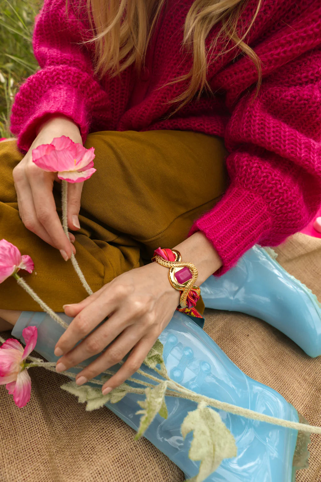 Manchette pierre rose agathe fuchsia bijou dore texturé caiman