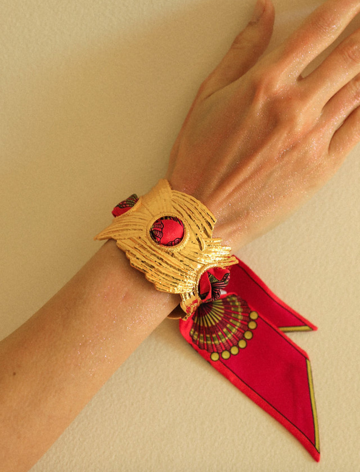 Manchette doree design organique bracelet foulard Divinity Sete