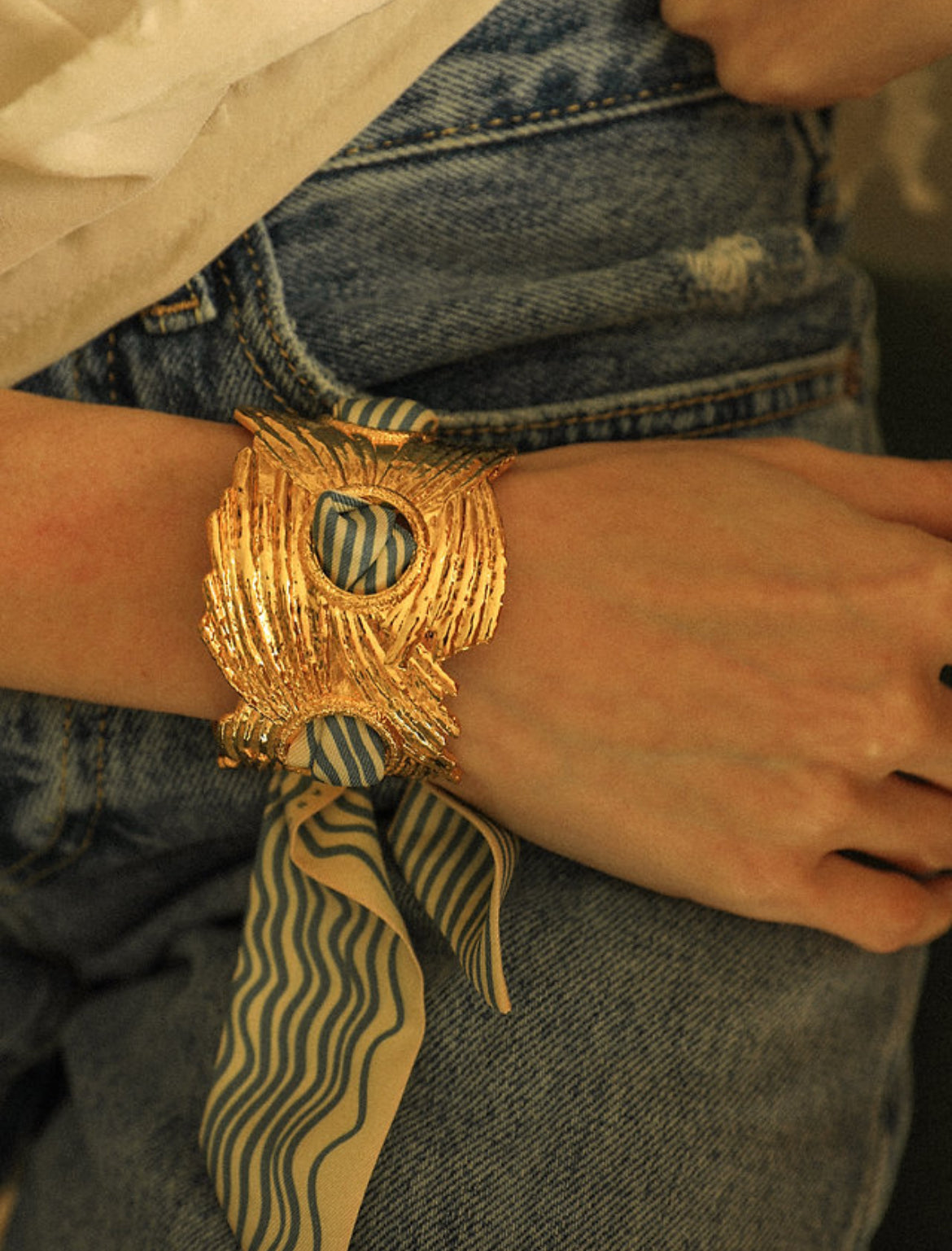 Manchette celeste doree bracelet foulard texture bijou statement