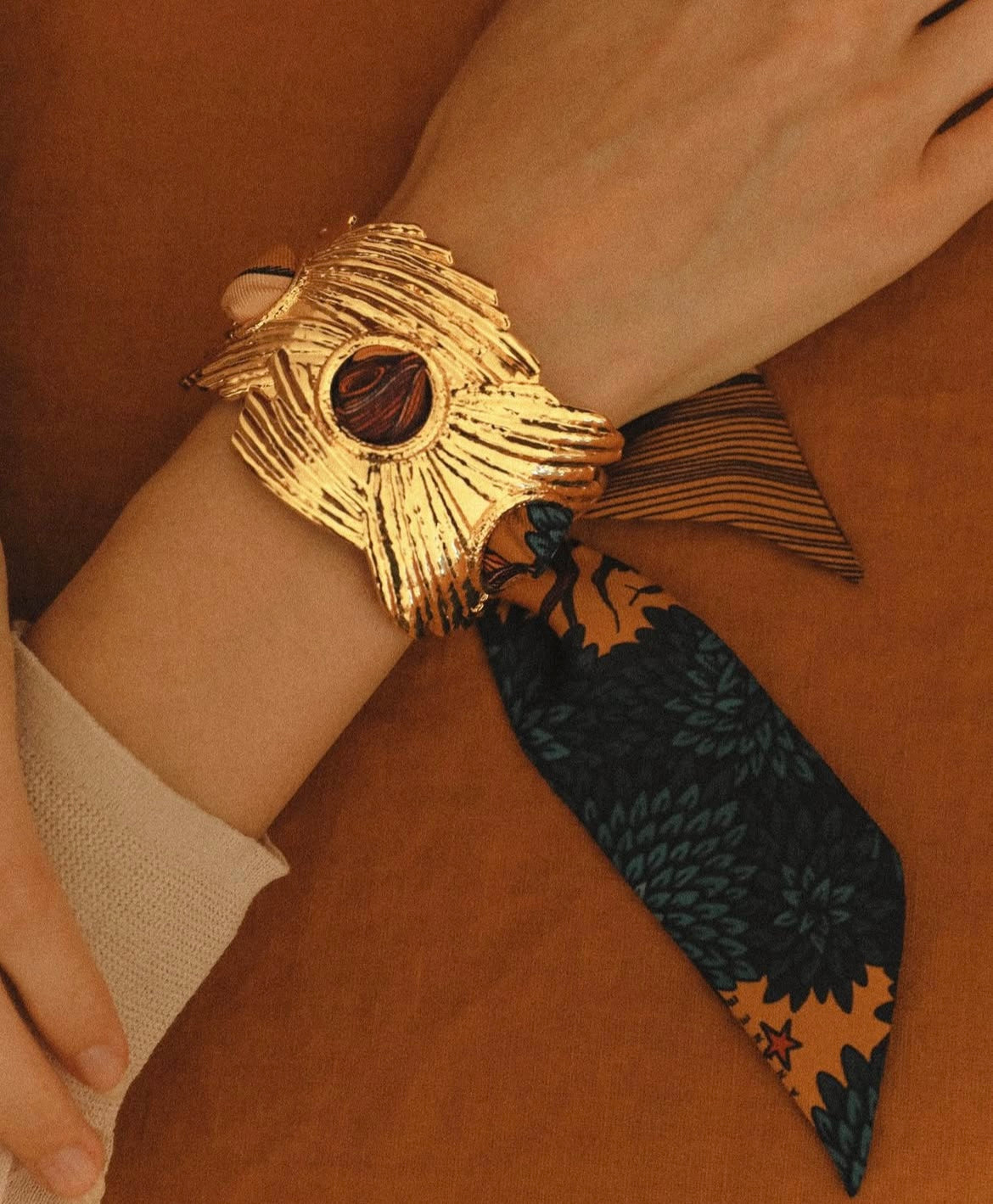 Manchette celeste doree bracelet foulard texture bijou statement