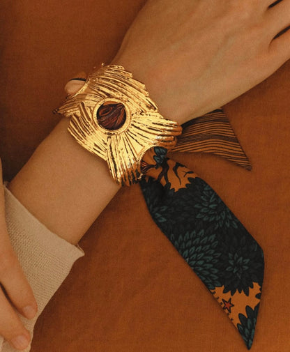 Manchette celeste doree bracelet foulard texture bijou statement