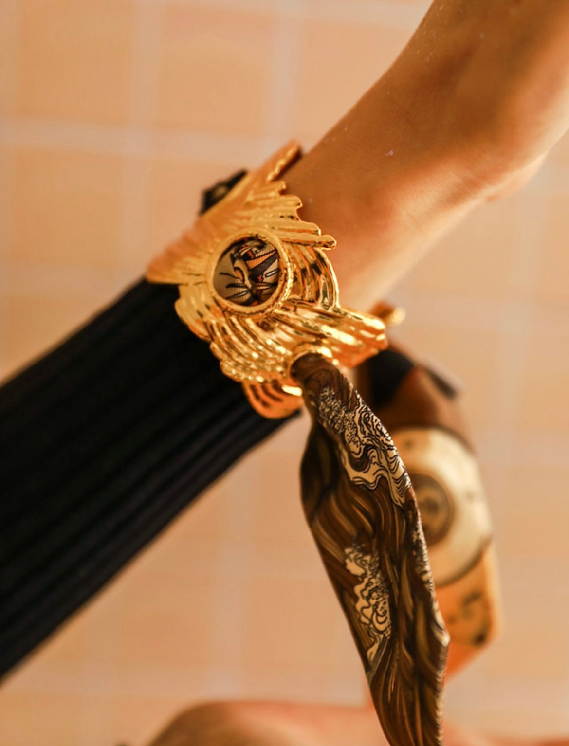Manchette celeste doree bracelet foulard texture bijou statement