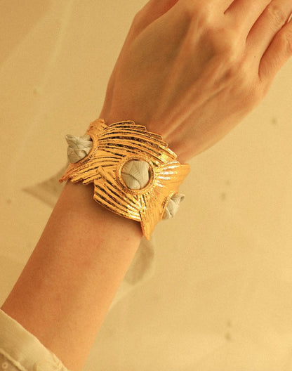 Bracelet manchette doree texturee bijou foulard femme