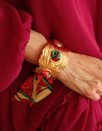 Bracelet manchette doree texturee bijou foulard femme