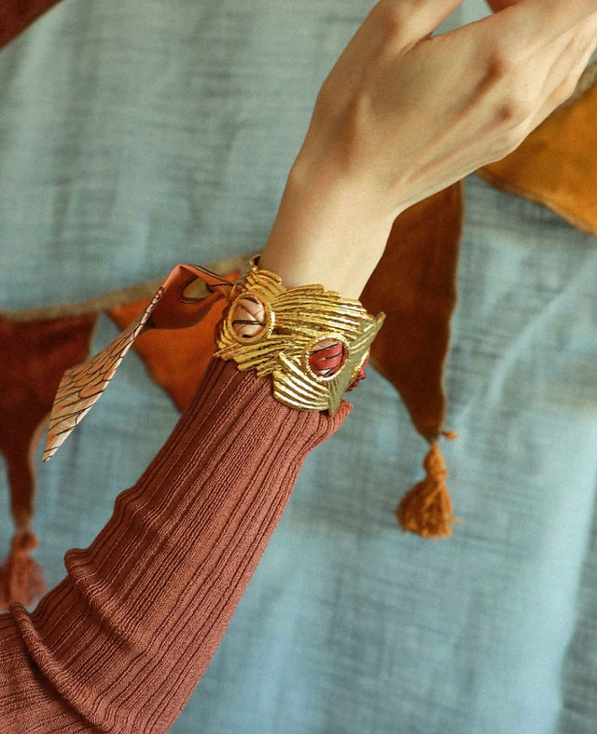 Bracelet manchette doree texturee bijou foulard femme