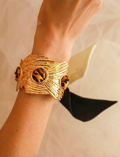 Bracelet manchette doree texturee bijou foulard femme
