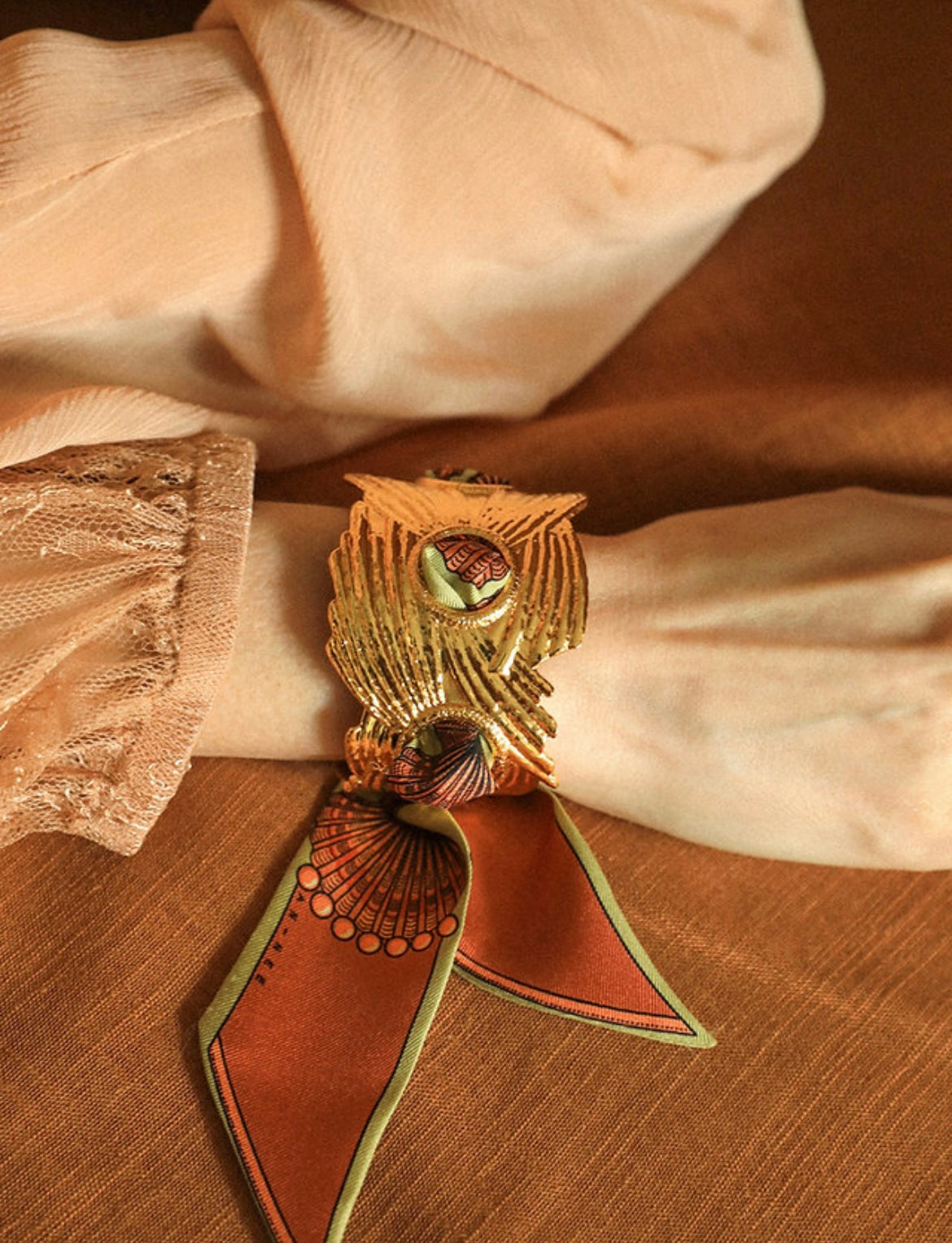 Manchette doree design organique bracelet foulard Divinity Sete