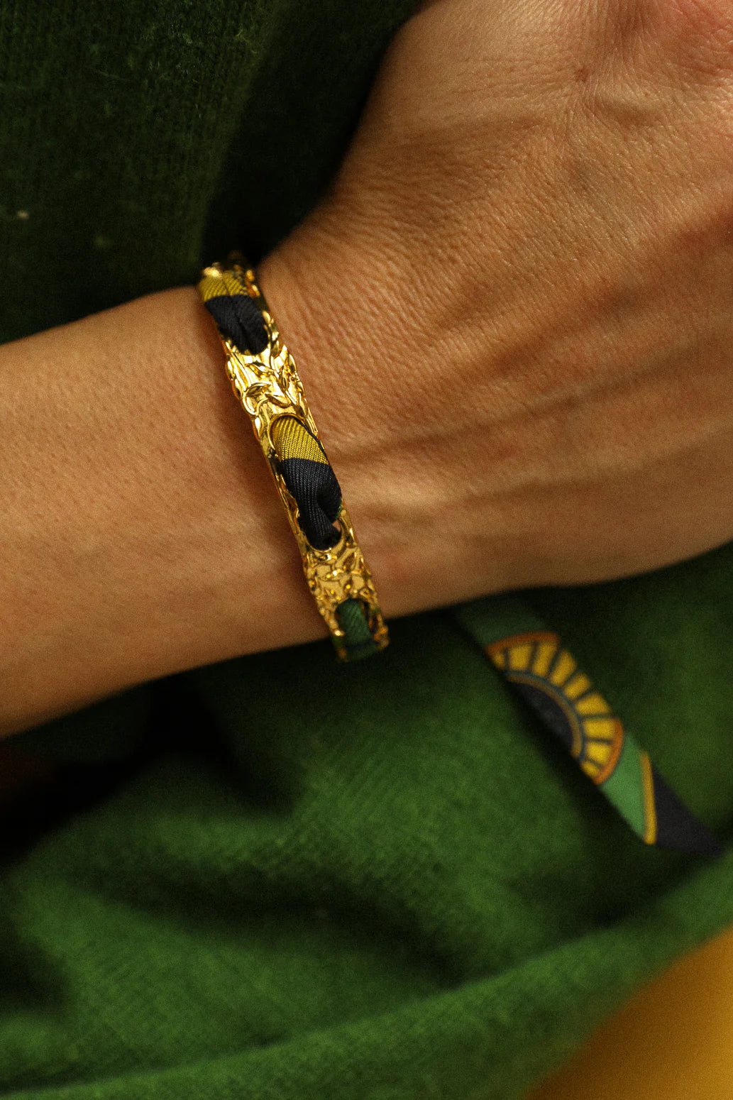 Bracelet manchette doree motif floral ajoure tendance femme