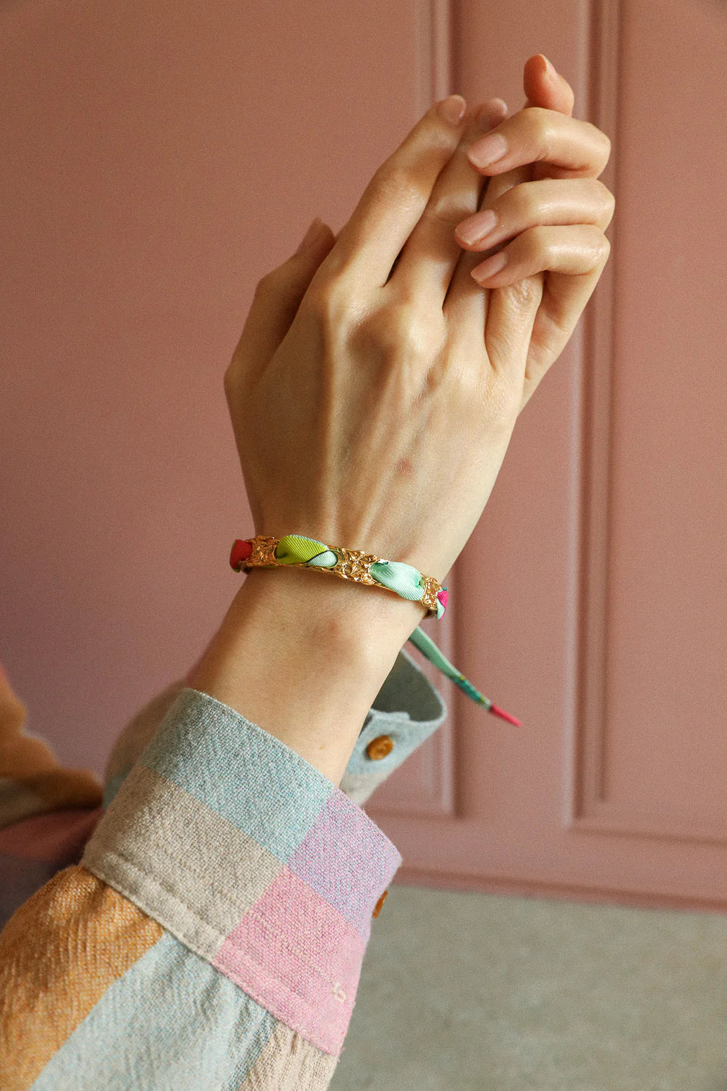 Bracelet foulard manchette elegante doree motif vegetal