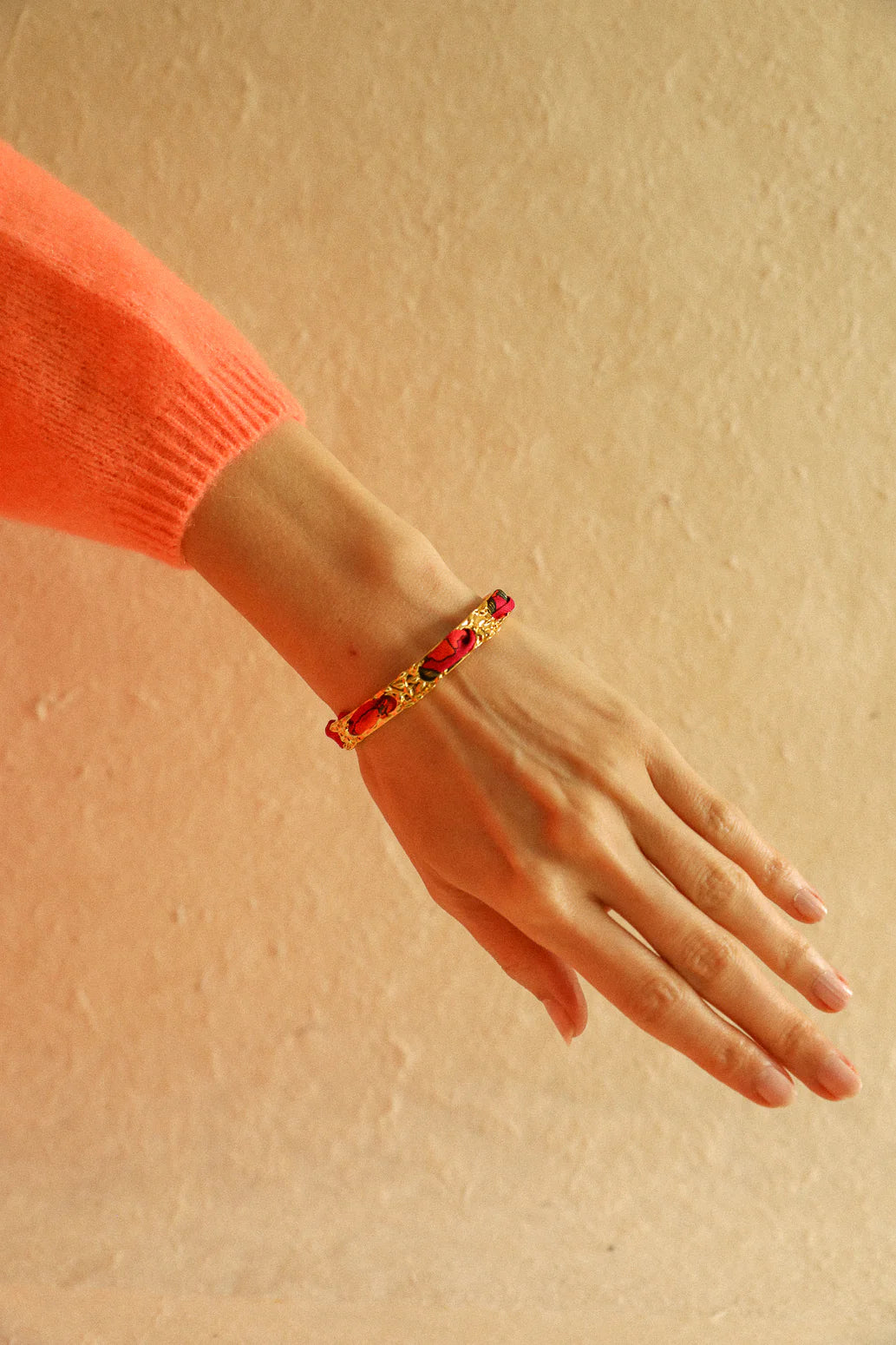 Bracelet foulard manchette elegante doree motif vegetal
