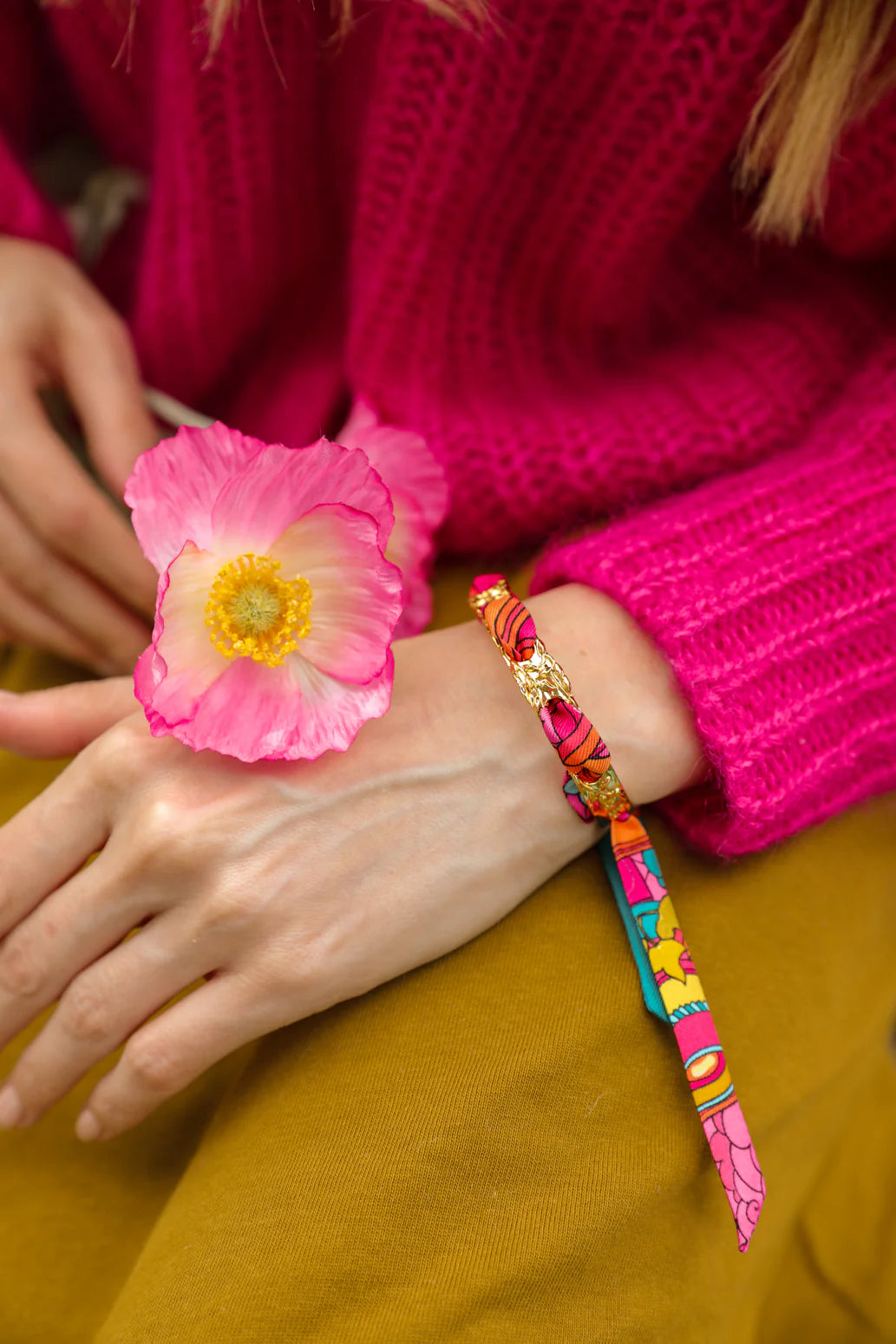 Bracelet foulard manchette elegante doree motif vegetal