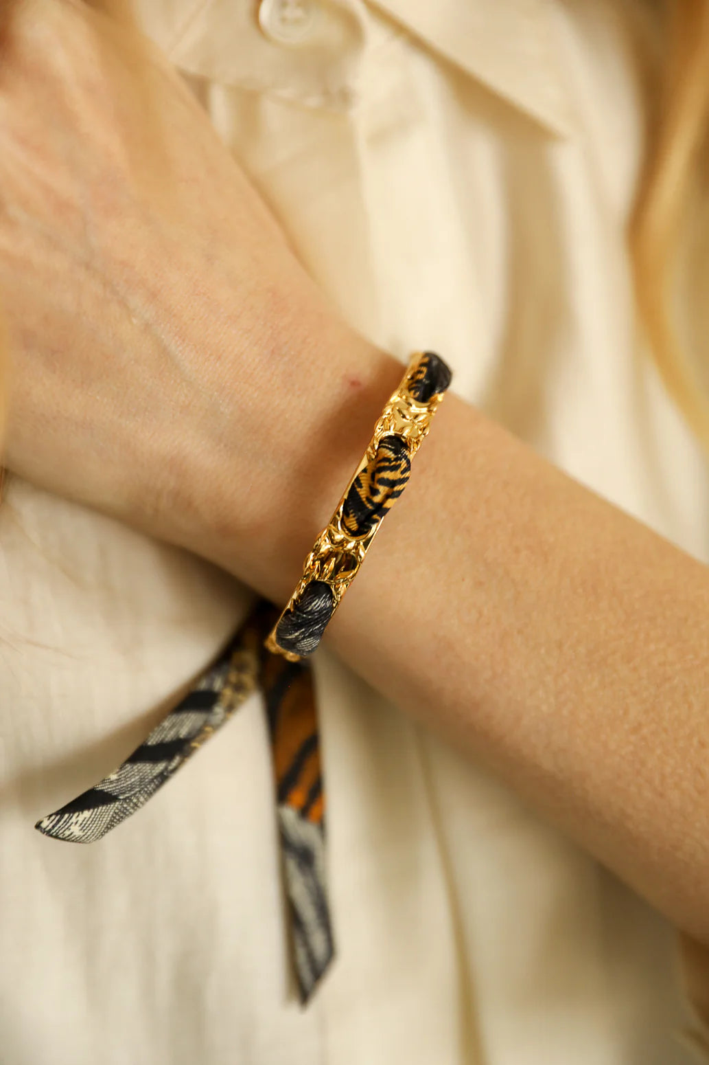 Bracelet foulard manchette elegante doree motif vegetal