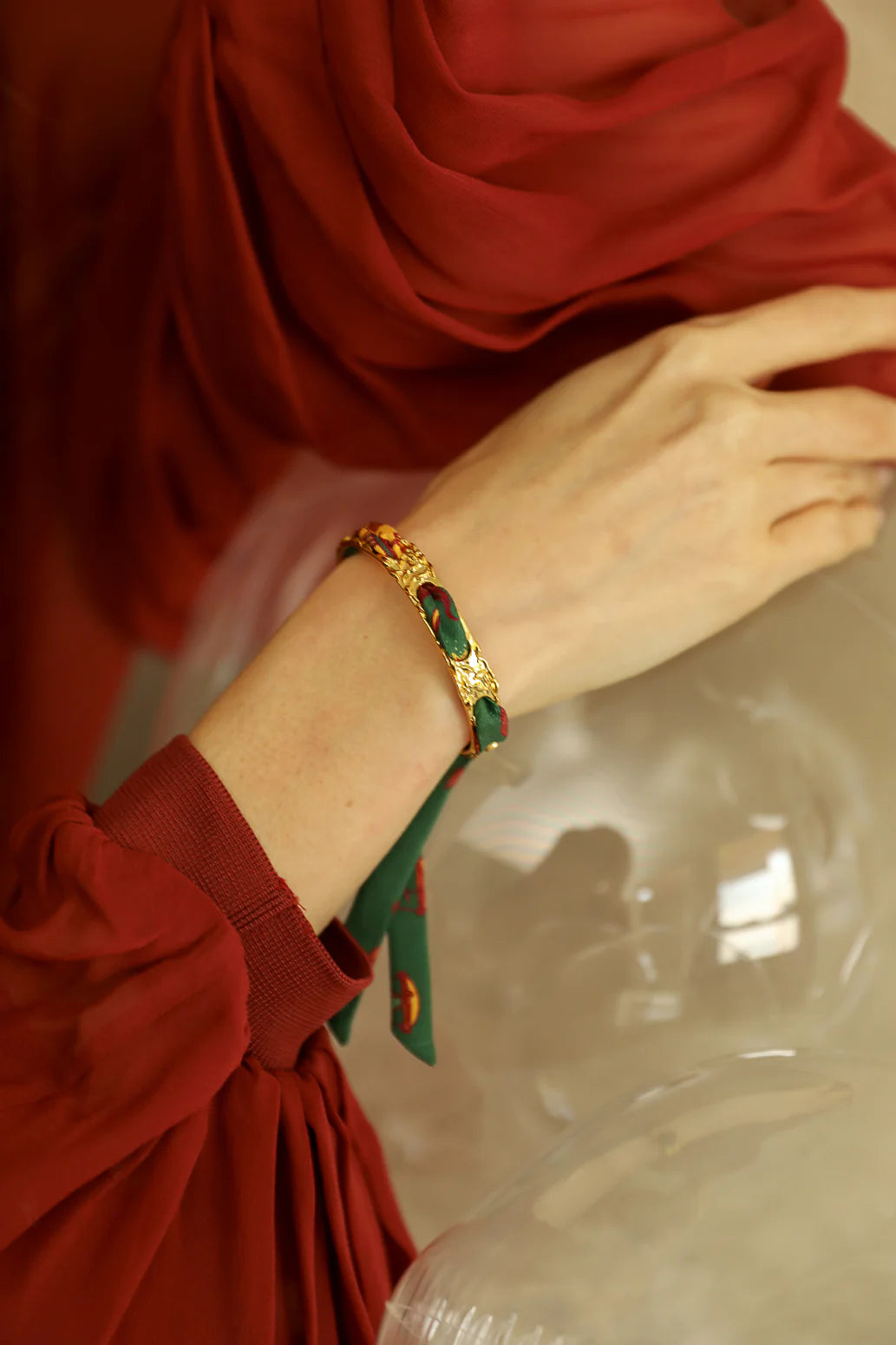Bracelet foulard manchette elegante doree motif vegetal