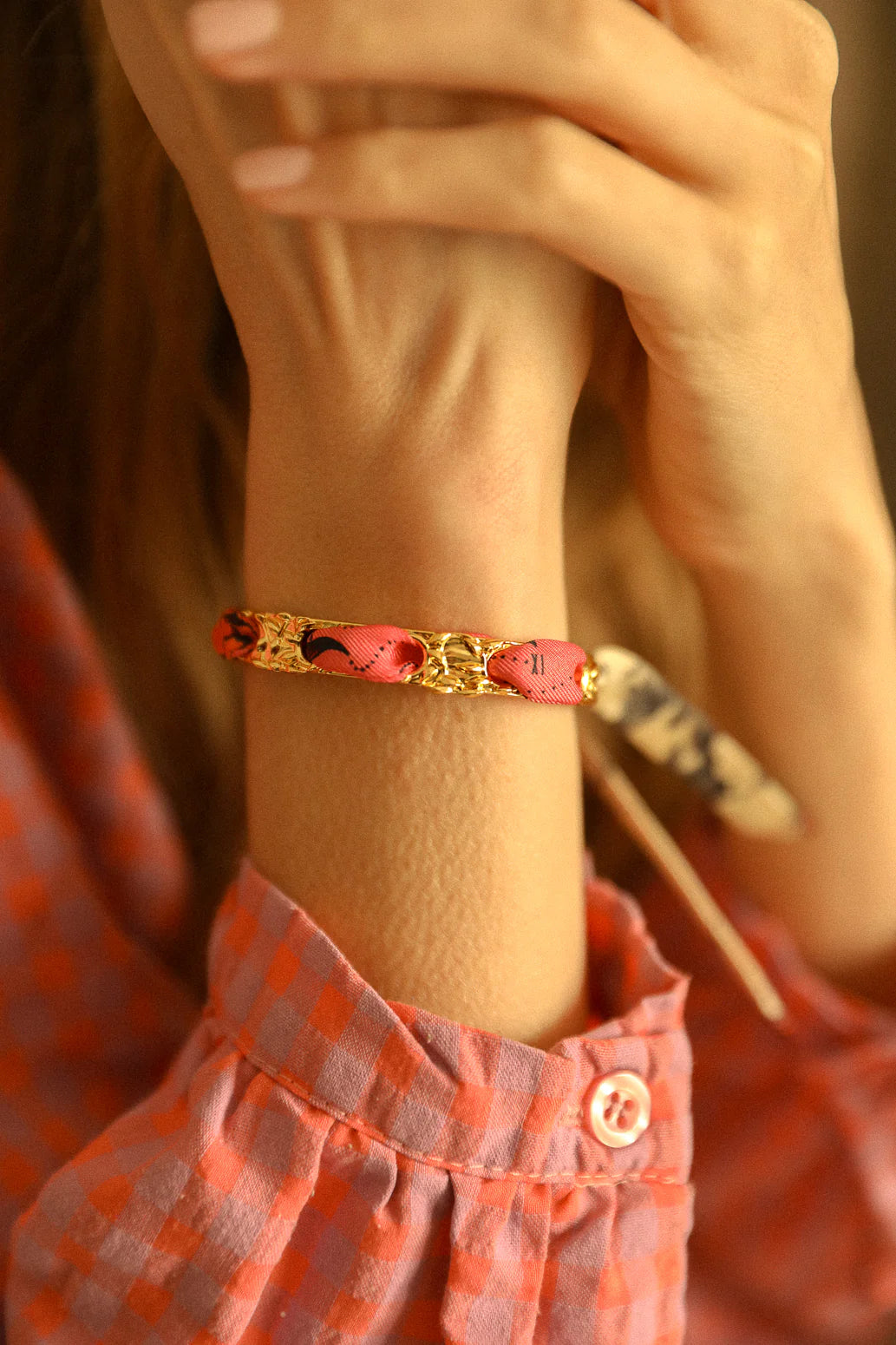 Bracelet foulard manchette elegante doree motif vegetal