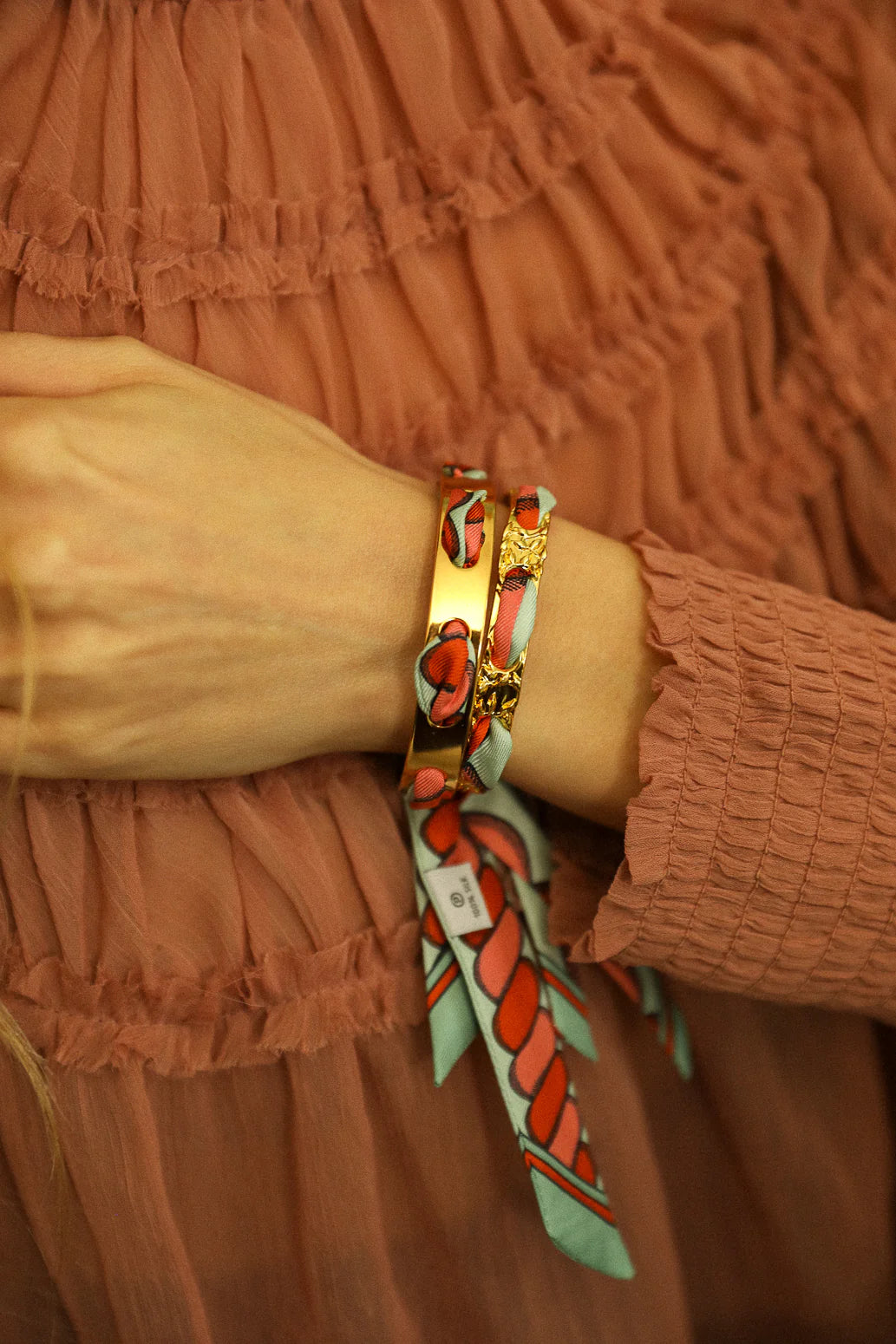 Bracelet foulard manchette elegante doree motif vegetal