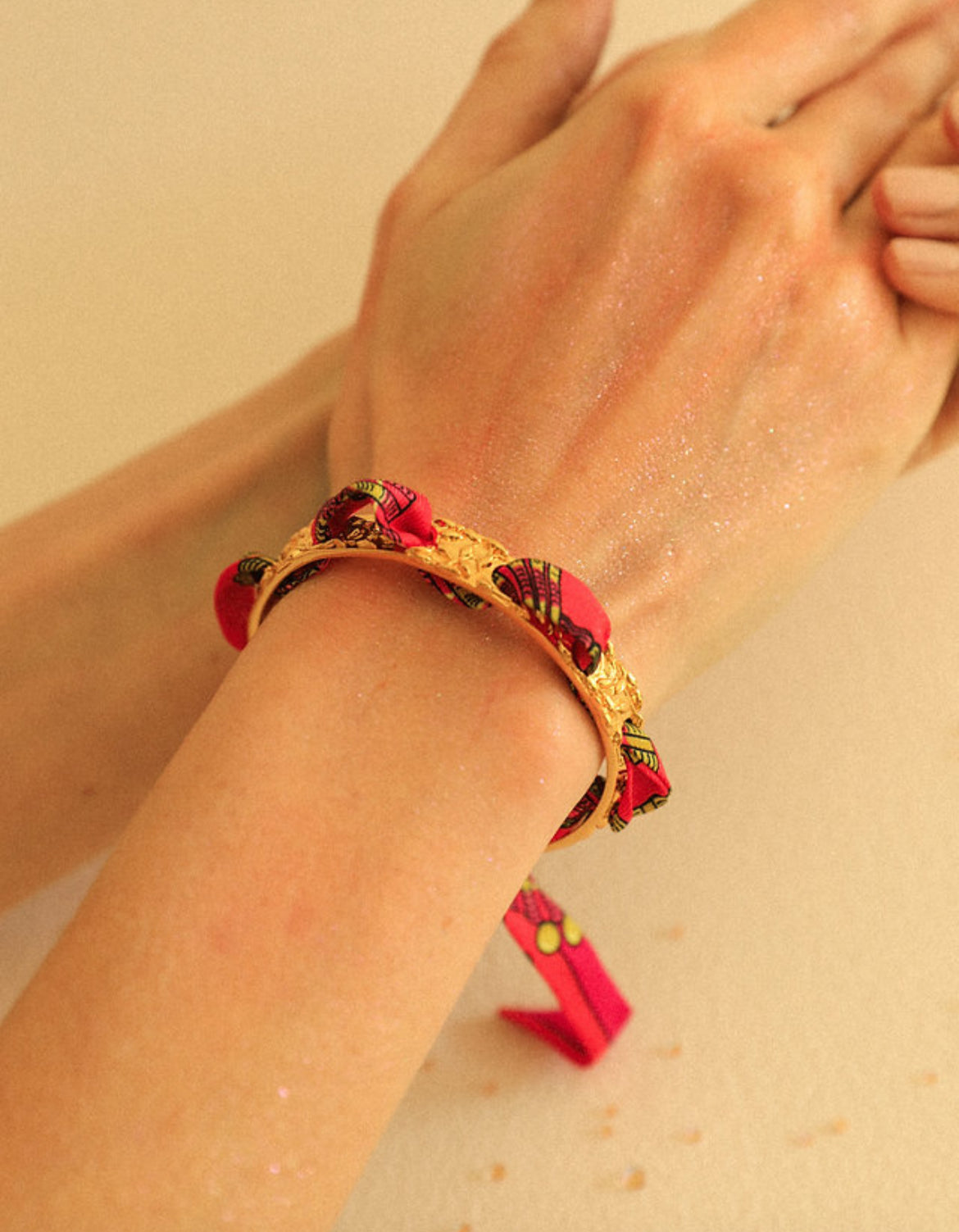 Manchette feerie doree bracelet foulard ajoure floral bijou femme