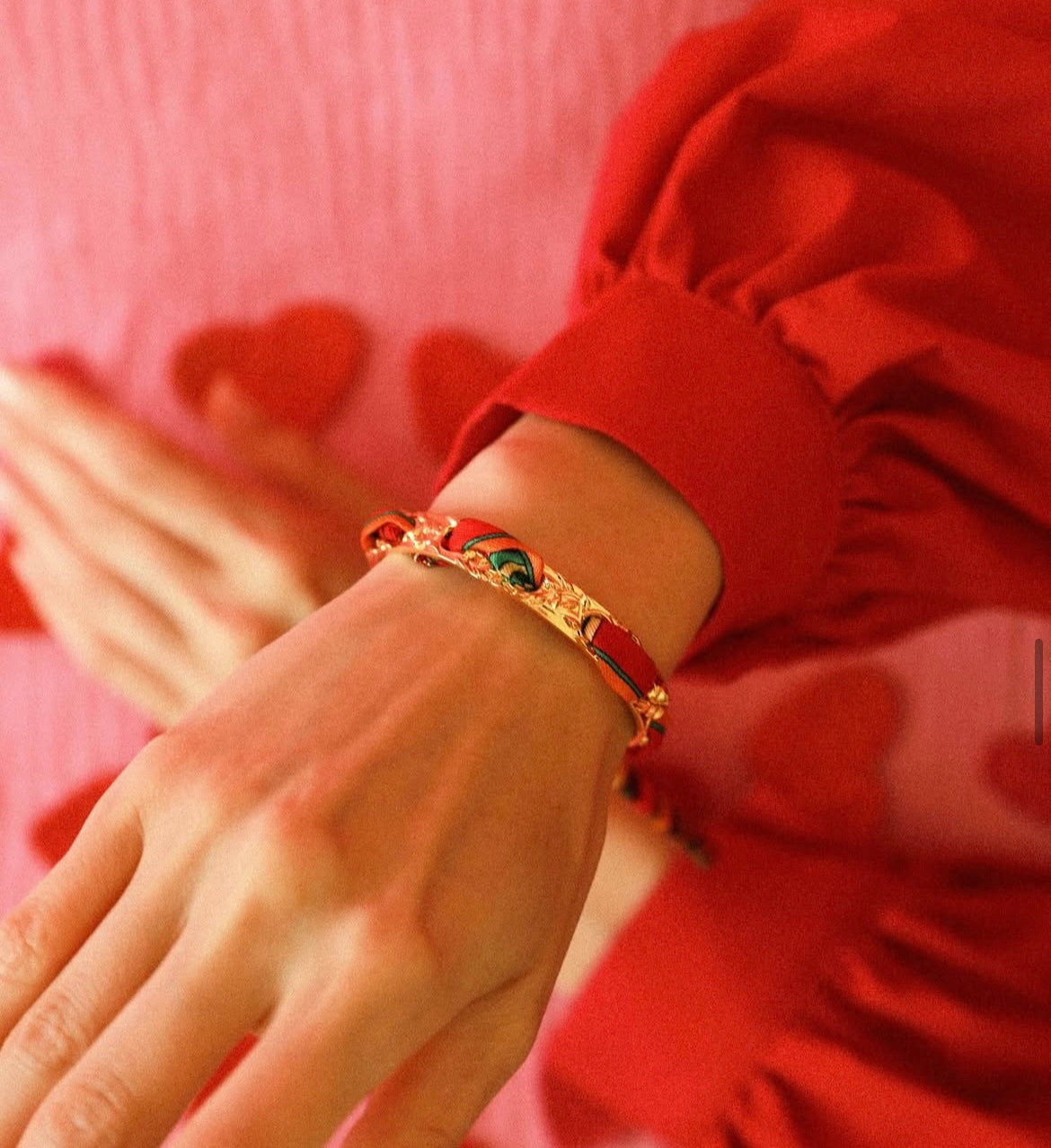 Manchette feerie doree bracelet foulard ajoure floral bijou femme