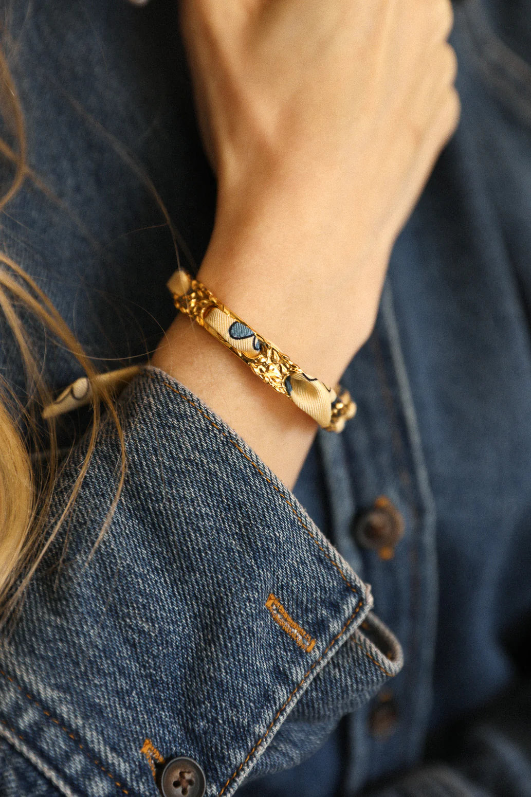 Bracelet manchette doree motif floral ajoure tendance femme
