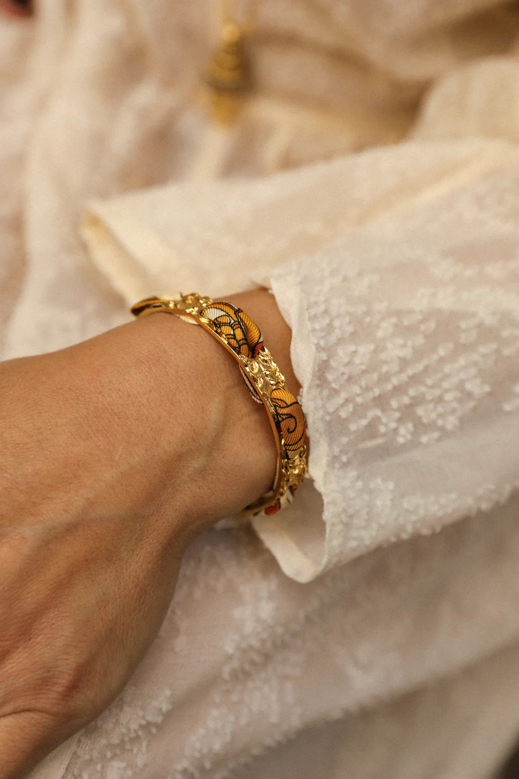 Bracelet manchette doree motif floral ajoure tendance femme