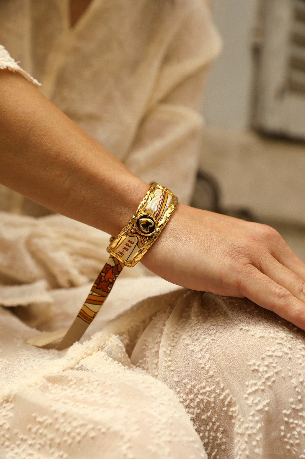 Manchette doree texturee avec oeil bijou foulard Divinity Sete