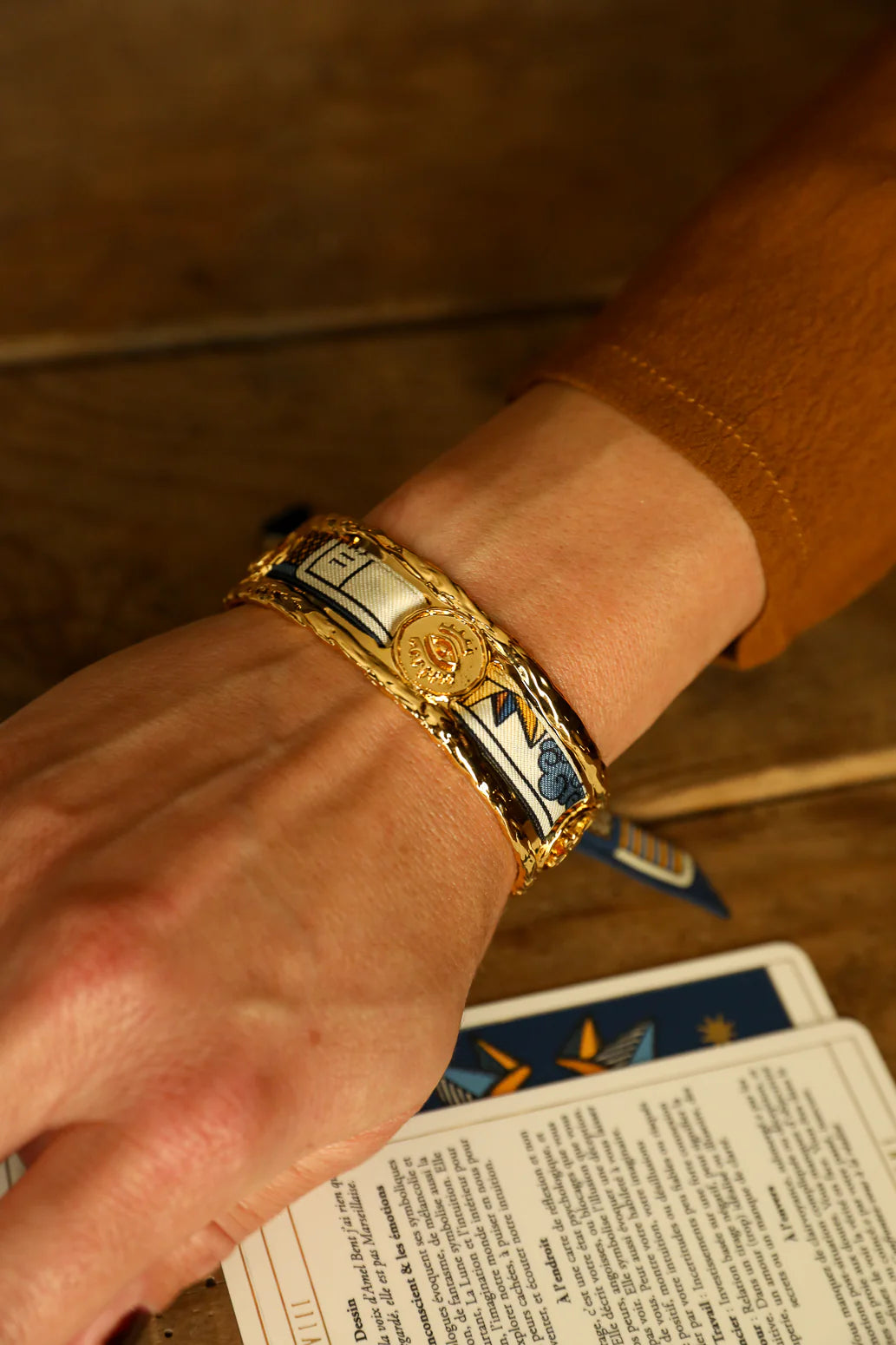 Manchette irma doree bracelet foulard oeil bijou symbolique