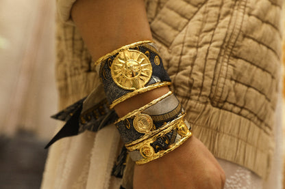 Bijou manchette lune doree accessoire feminin symbolique