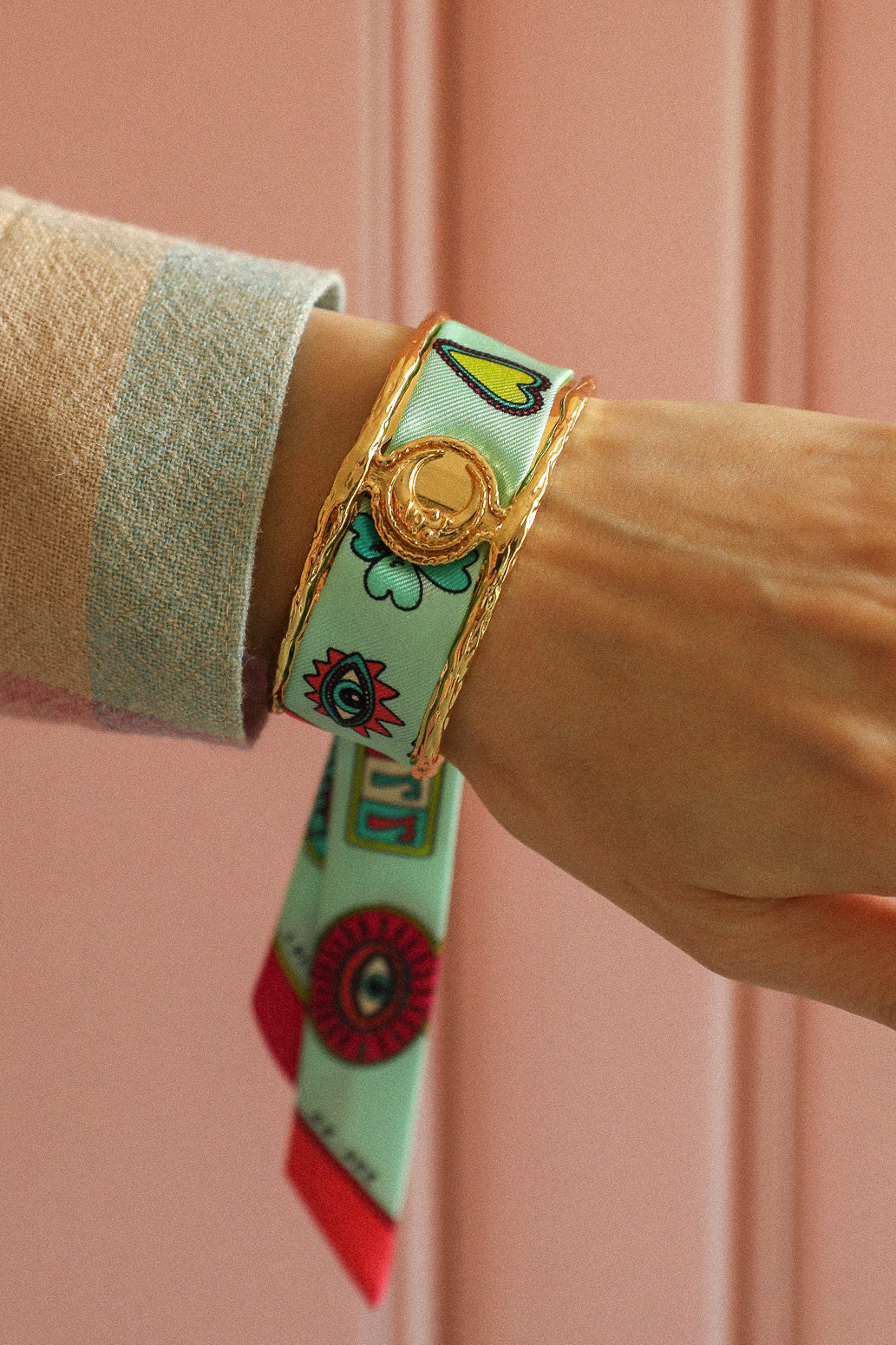 Bijou manchette lune doree accessoire feminin symbolique