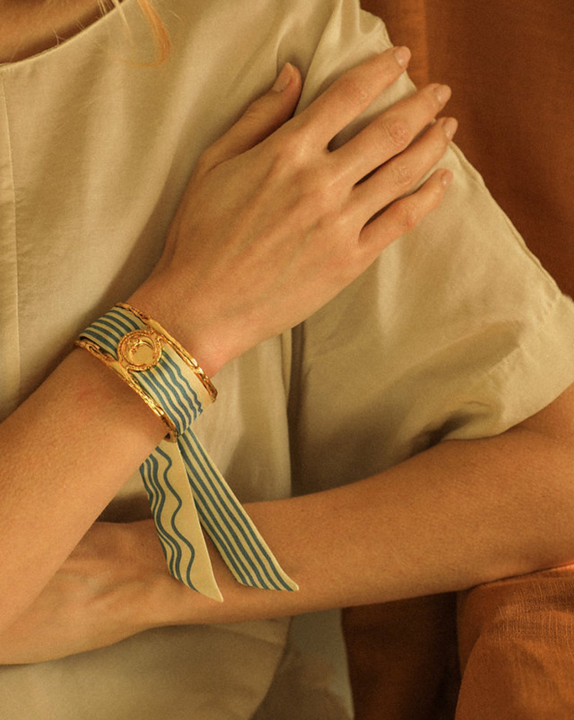 Manchette lune doree bracelet foulard bijou symbolique femme