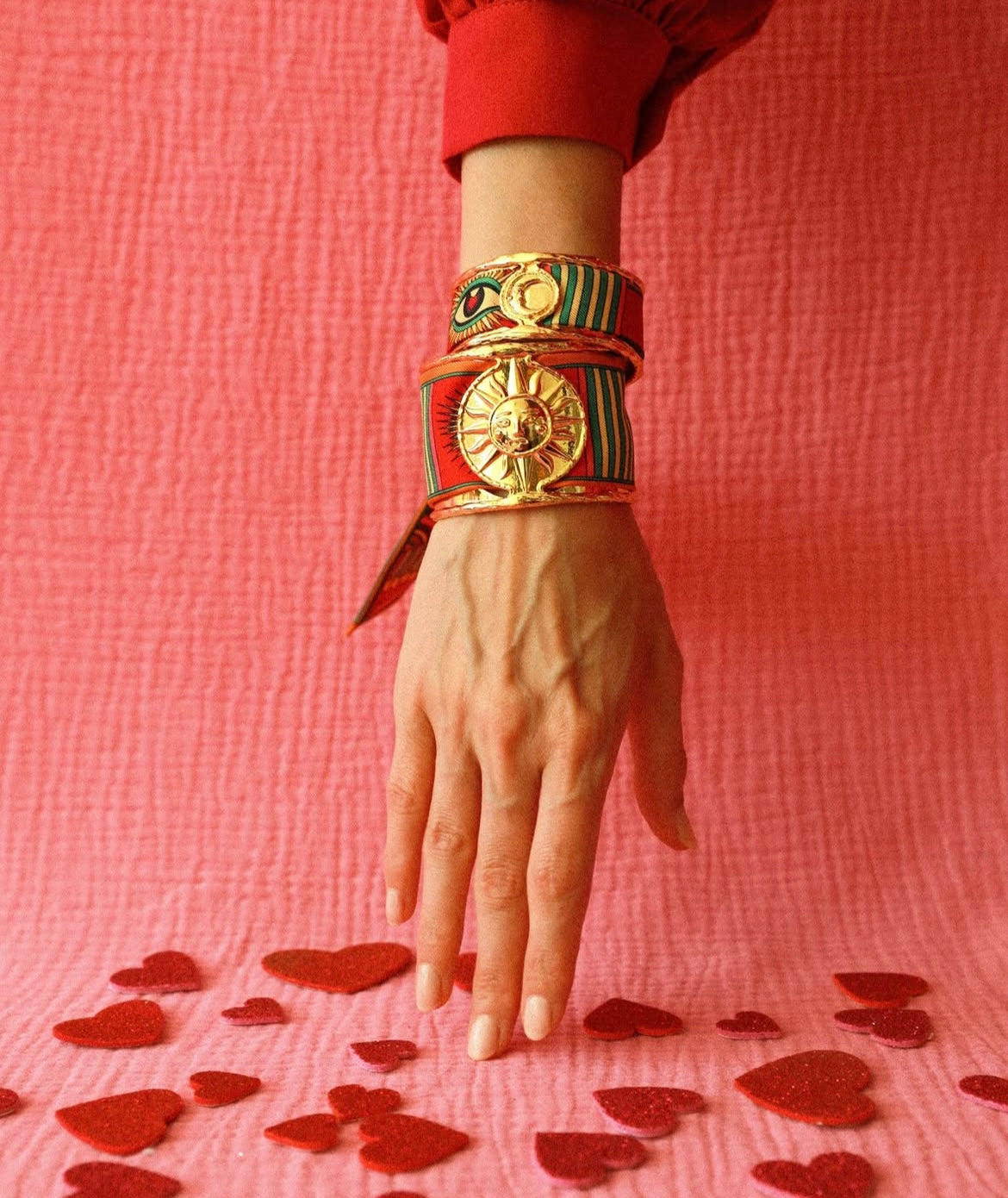Bracelet manchette doree medaillon lune bijou tendance