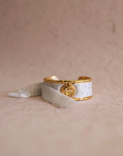 Bracelet manchette doree medaillon lune bijou tendance