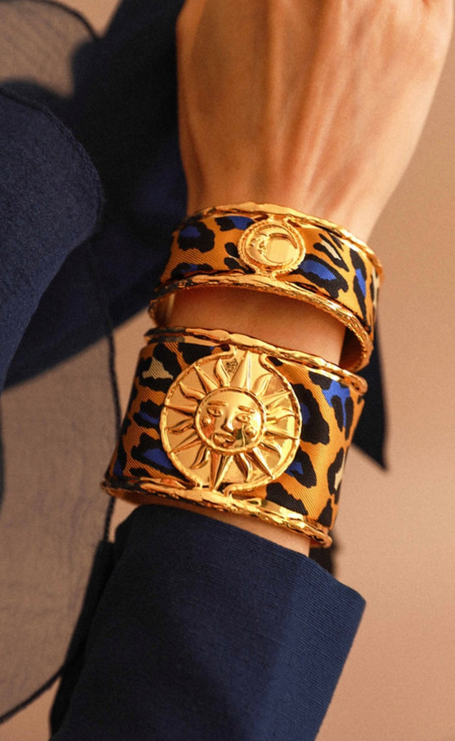 Bracelet manchette doree medaillon lune bijou tendance