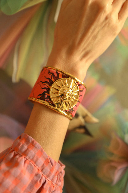 Bracelet manchette doree medaillon soleil bijou femme