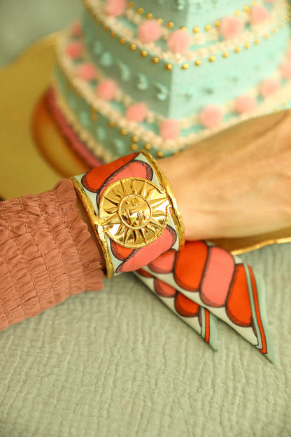 Bracelet manchette doree medaillon soleil bijou femme