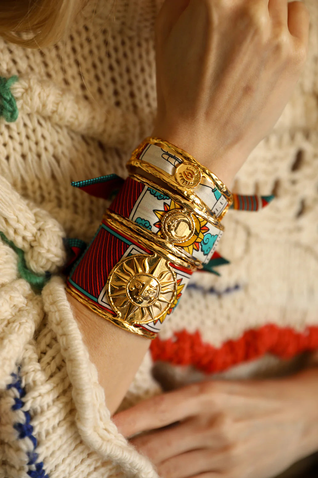Bracelet manchette doree medaillon soleil bijou femme