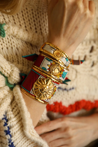 Bracelet manchette doree medaillon soleil bijou femme