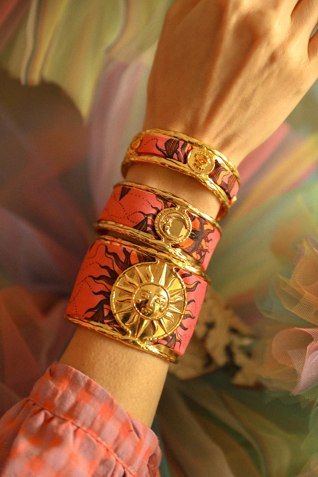 Bracelet manchette doree medaillon soleil bijou femme