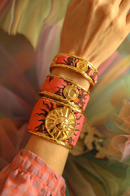 Bracelet manchette doree medaillon soleil bijou femme