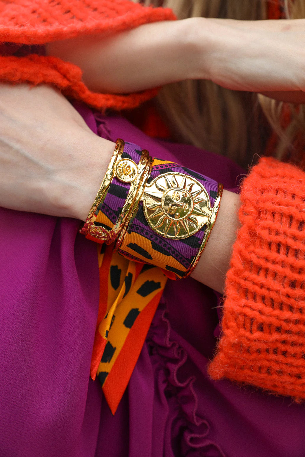 Bracelet manchette doree medaillon soleil bijou femme