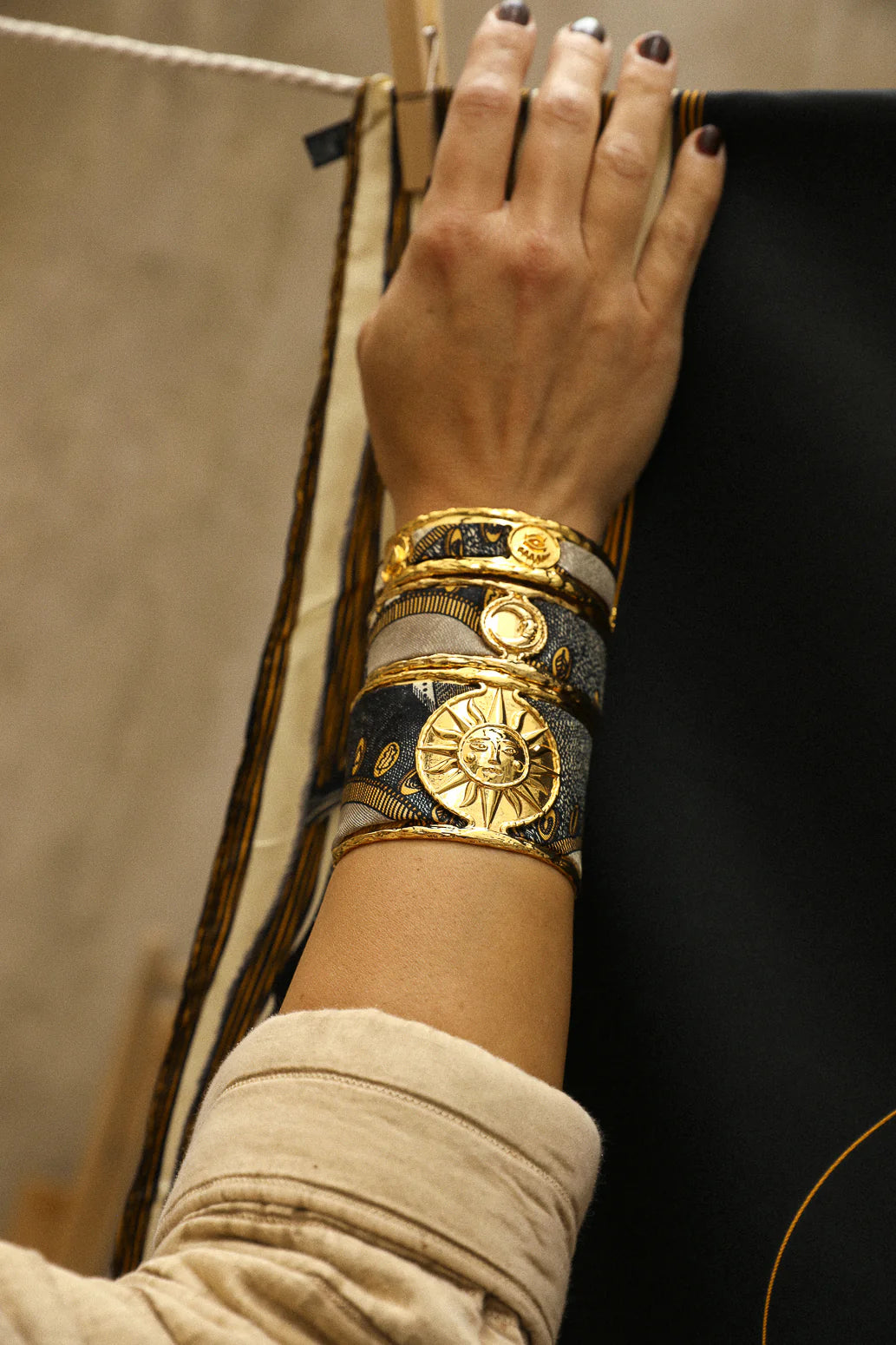 Bracelet manchette doree medaillon soleil bijou femme