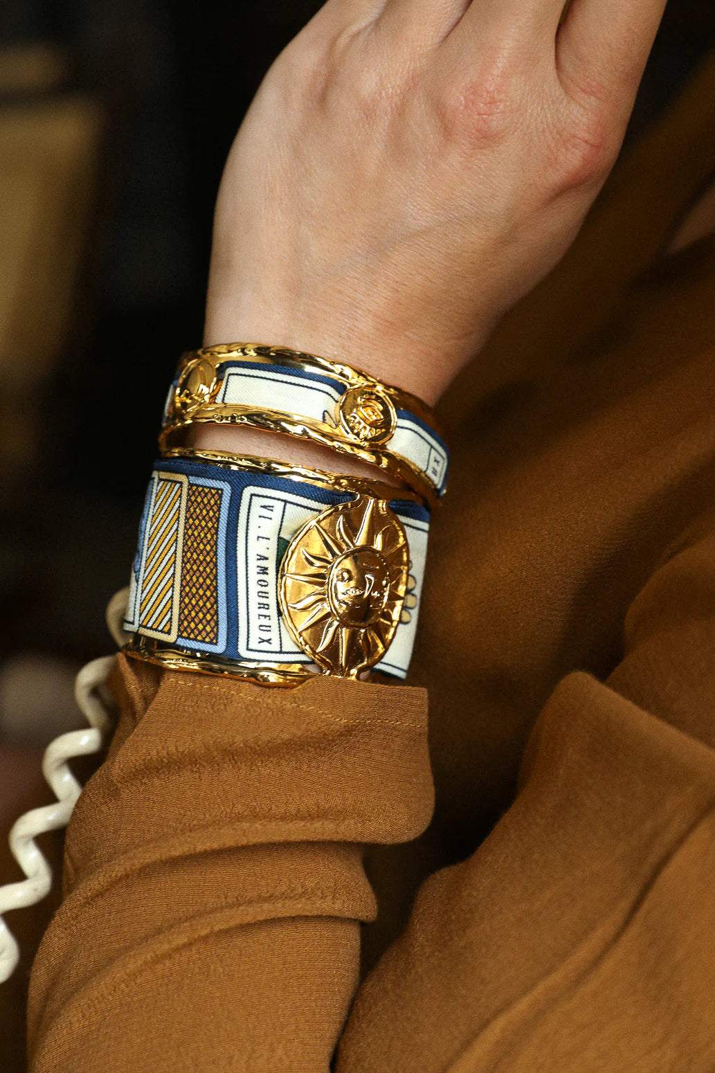 Bracelet manchette doree medaillon soleil bijou femme