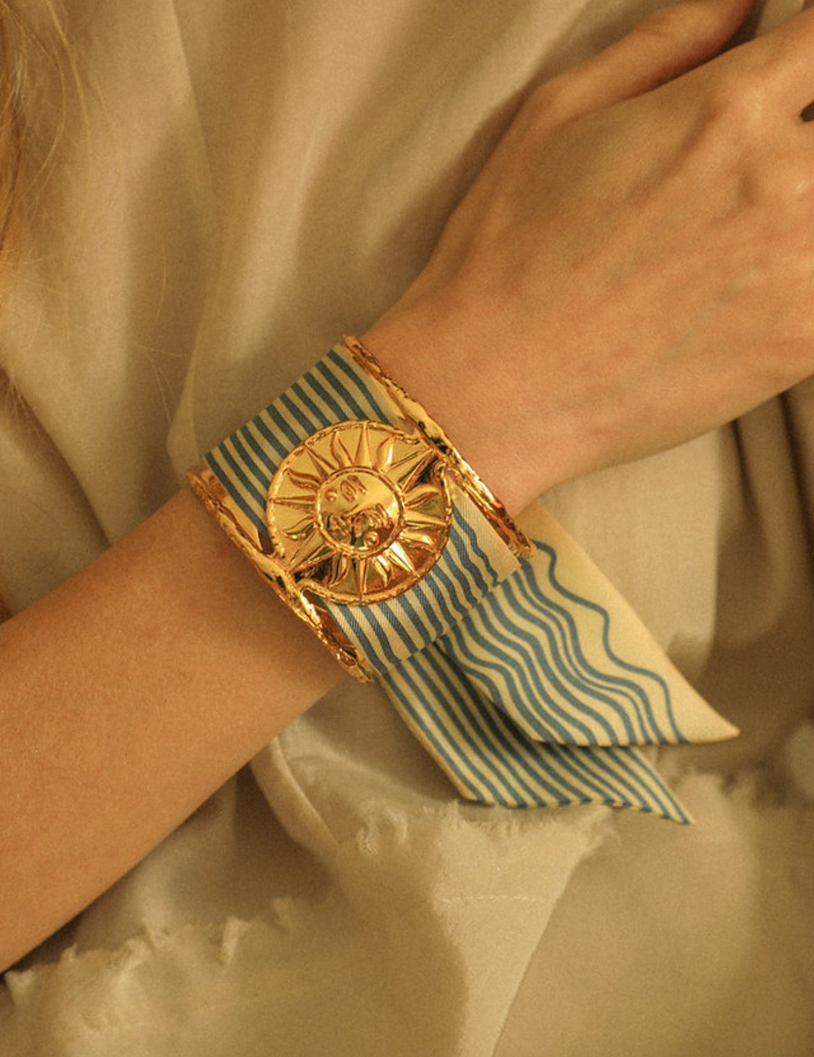 Manchette doree soleil central bijou foulard Divinity Sete