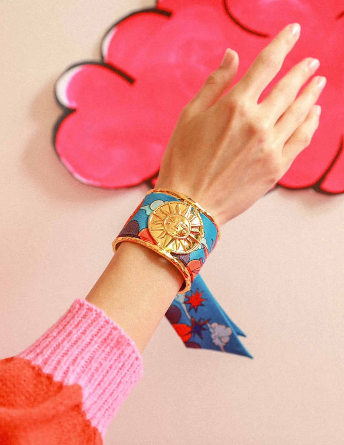 Bijou manchette soleil doree accessoire symbolique lumineux